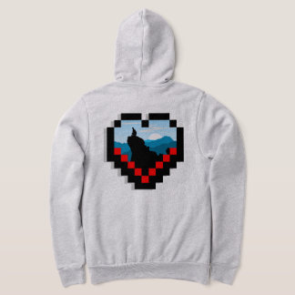 Camiseta Uma figura solitária sentada no pico de uma montan