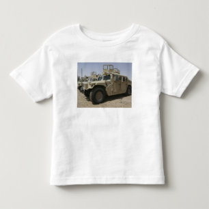 Camiseta Uma fileira dos humvees das forças armadas Polic
