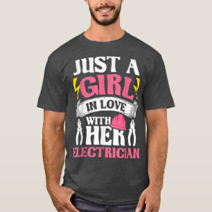 Camiseta Uma Garota Apaixonada Por Seu Eletricista Cabendo