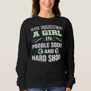 Camiseta Uma Garota Em Meias De Poodle E Calçados De Duro D
