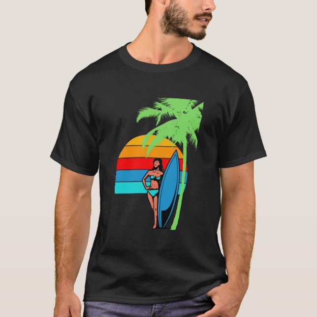 Camiseta uma garota próxima a uma palmeira na praia (Frente)