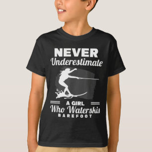 Camiseta Uma garota que esqui aquático descalça onda de esq