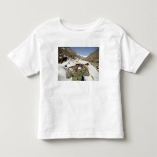 Camiseta Uma guarda de Mujahadeen anda com membe das força