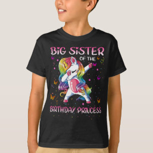 Camiseta uma irmã mais velha da princesa de aniversário uni