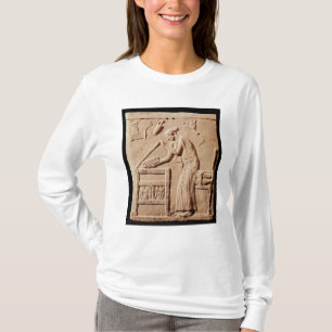 Camiseta Uma jovem mulher que arranja a roupa em a