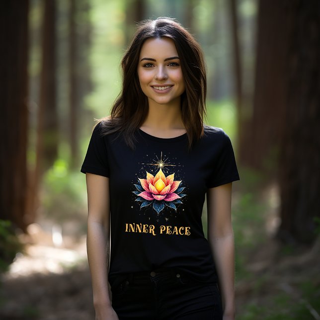 Camiseta Uma Linda Flor de Lotus na Paz Interna (Criador carregado)