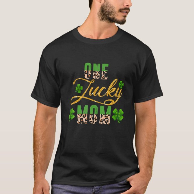 Camiseta Uma Mãe Sortuda, Leopard Shamrock, Rua Feliz de Pa (Frente)