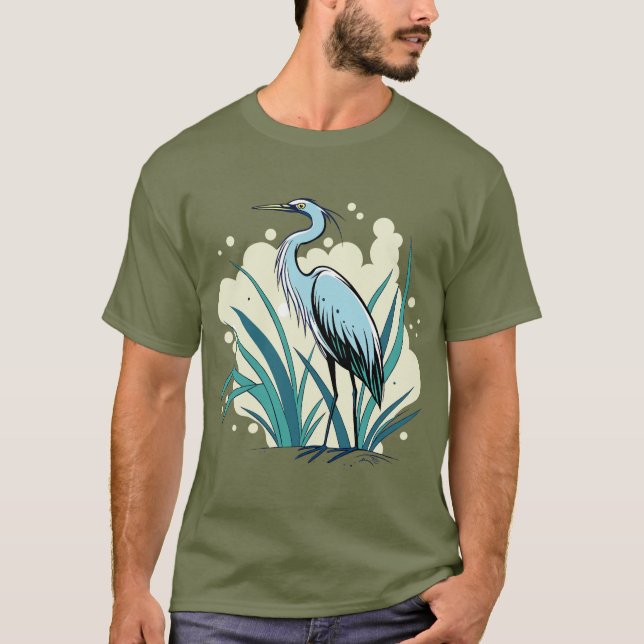Camiseta Uma majestosa garça-azul permanece imponente em um (Frente)
