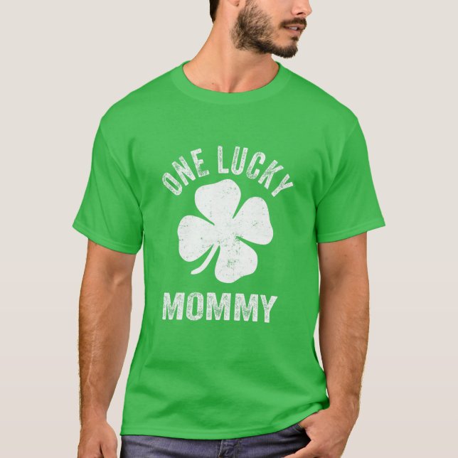 Camiseta Uma Mamãe Sortuda, Rua de Natal Patrick Day (Frente)