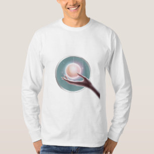Camiseta Uma mão estendendo-se para tocar um planeta brilha