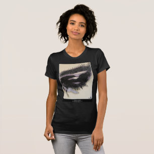 Camiseta 'Uma memória na escuridão' pintando em um