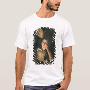 Camiseta Uma menina que lê uma letra pela luz de vela