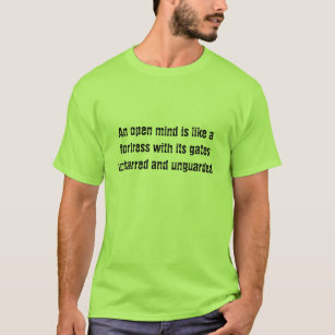 Camiseta Uma mente aberta é como uma fortaleza com suas