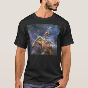 Camiseta Uma montanha da poeira e do gás na nebulosa de