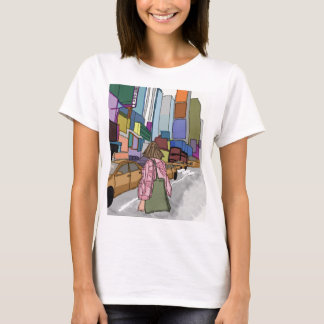 Camiseta Uma mulher caminha por uma rua movimentada da cida
