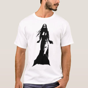 Camiseta Uma mulher de cabelo comprido, vestindo um casaco