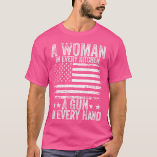 Camiseta Uma Mulher Em Cada Cozinha Uma Arma Em Cada Mão Am