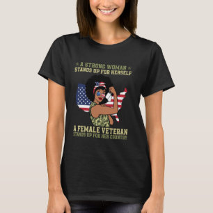 Camiseta Uma Mulher Forte Levanta Para Si Mesma Uma Vete Fe