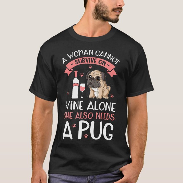 Camiseta Uma Mulher Não Pode Sobrevir Só Com Vinho Pug Aman (Frente)