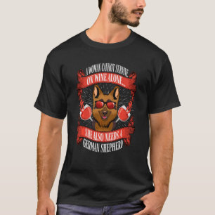 Camiseta Uma Mulher Não Pode Sobreviver ao Vinho e ao Pasto