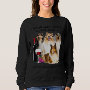 Camiseta Uma Mulher Não Pode Sobreviver Ao Vinho Sozinha, R