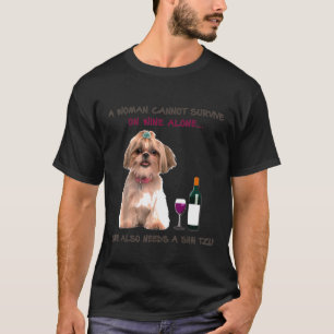 Camiseta Uma Mulher Não Pode Sobreviver Sozinha Ao Vinho De
