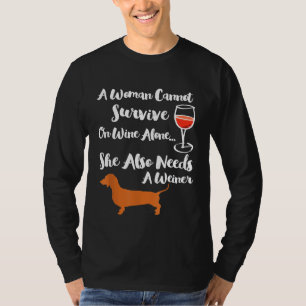 Camiseta Uma mulher precisa de vinho e um macho magra.