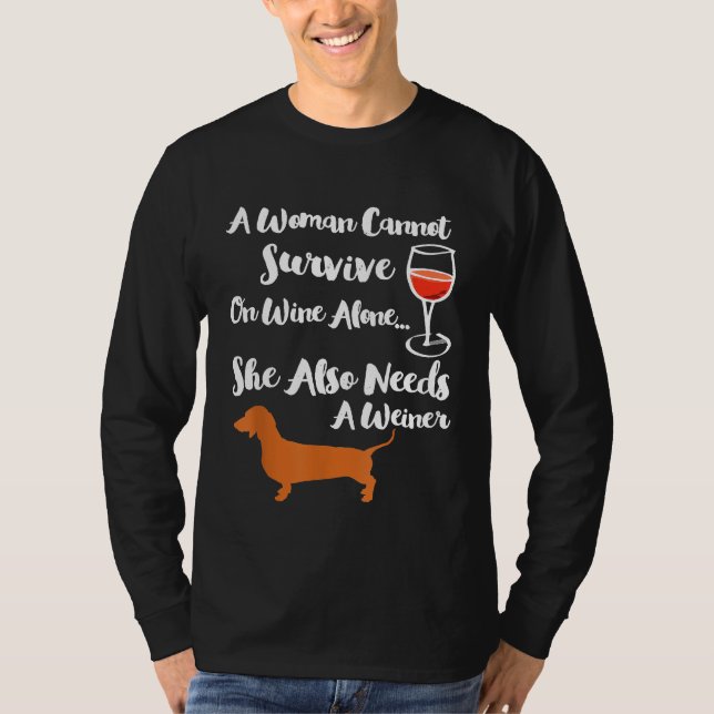 Camiseta Uma mulher precisa de vinho e um macho magra. (Frente)