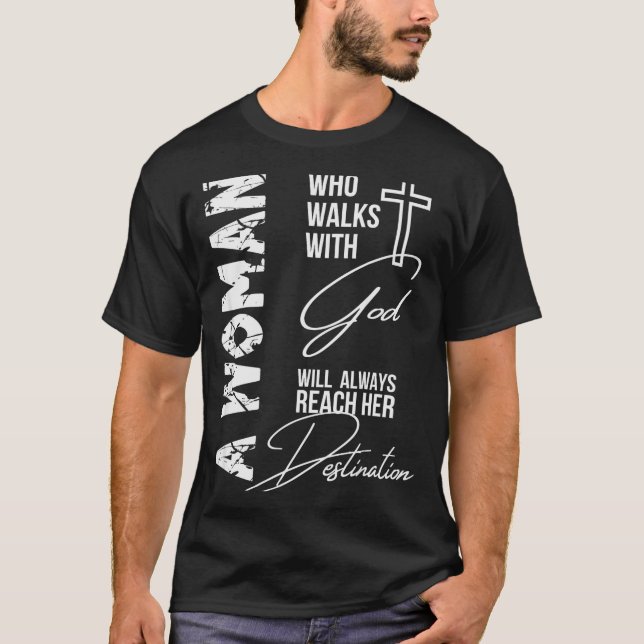 Camiseta Uma Mulher Que Anda Com Deus Sempre Alcançará Seu  (Frente)