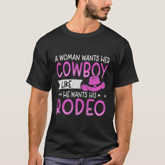 Camiseta Uma Mulher Quer Seu Cowboy Como Ele Quer Seu Rodei (Frente)