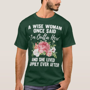 Camiseta Uma Mulher Sábia Disse Que Eu Saí Daqui Engraça