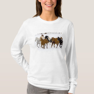 Camiseta Uma paisagem de inverno de cavalos correndo