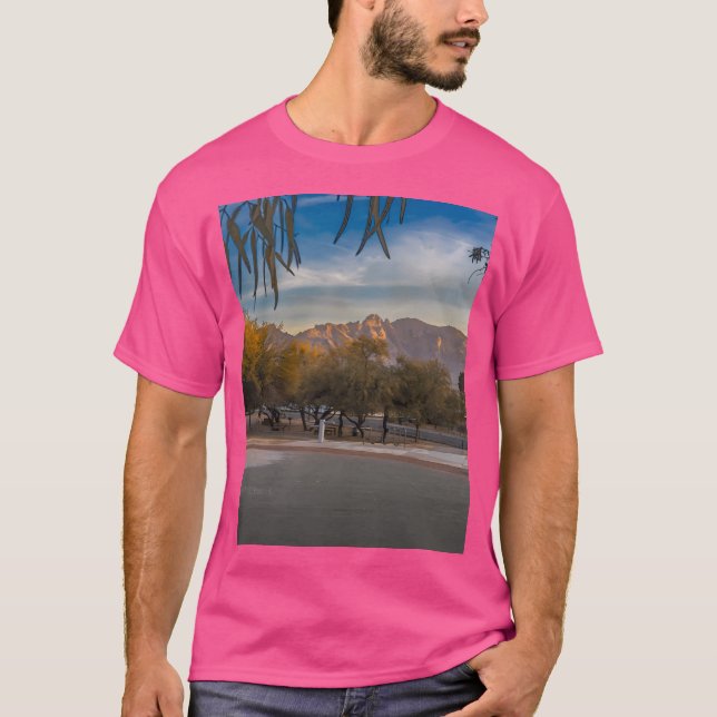 Camiseta Uma Paisagem Serena Capta Um Parque Ao Sol Com (Frente)