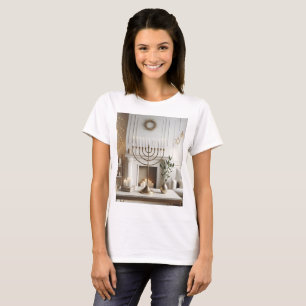 Camiseta uma parede que tem uma vela que diz menorah