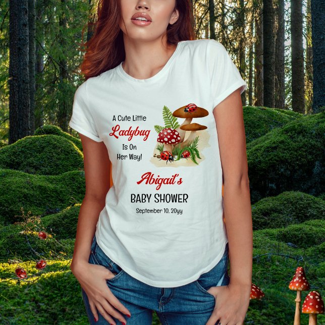 Camiseta Uma Pequena Damibuta Bonita Está A Caminho Do Chá  ("A Cute Little Ladybug Is On Her Way!" Girl Baby Shower Woman's T-Shirt)