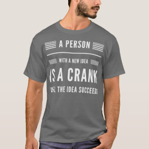 Camiseta Uma Pessoa Com Uma Nova Ideia É Uma Crancha Até A