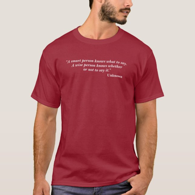 Camiseta Uma pessoa esperta contra. Umas citações sábias da (Frente)