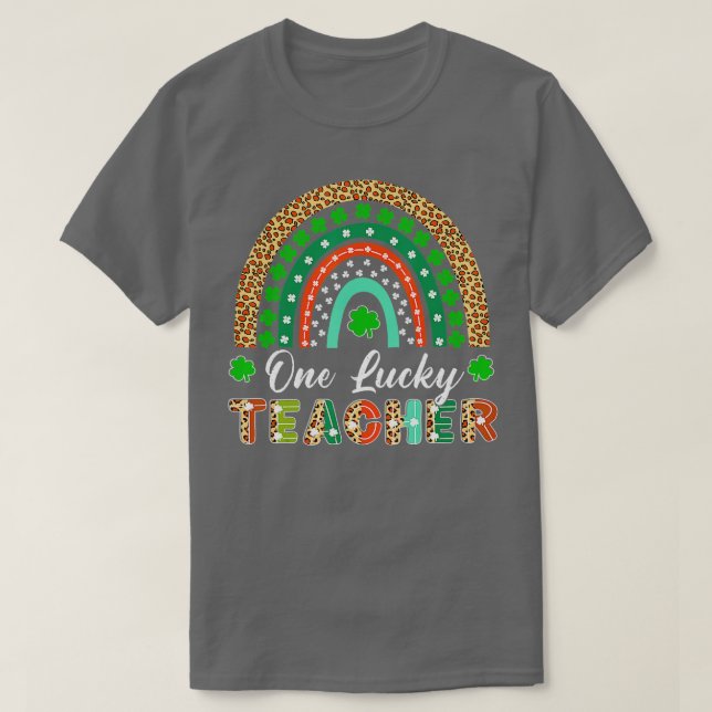 Camiseta Uma Professora Sortuda Shamrock Rainbow Leopard Ru (Frente do Design)