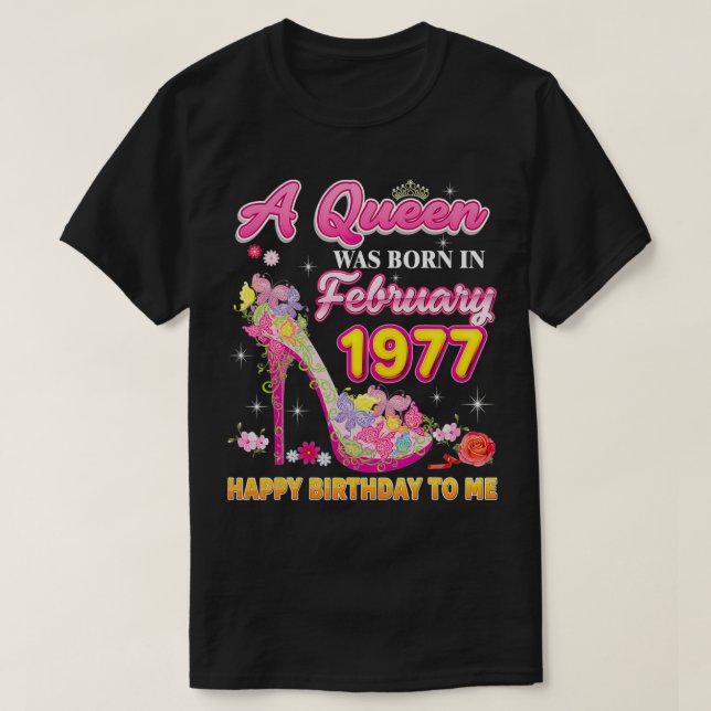 Camiseta Uma Rainha Foi Nascer Em Fevereiro De 1977 Feliz A (Frente do Design)