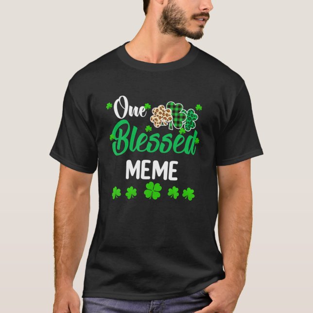 Camiseta Uma Rua de Clover do Meme com Sorte. (Frente)