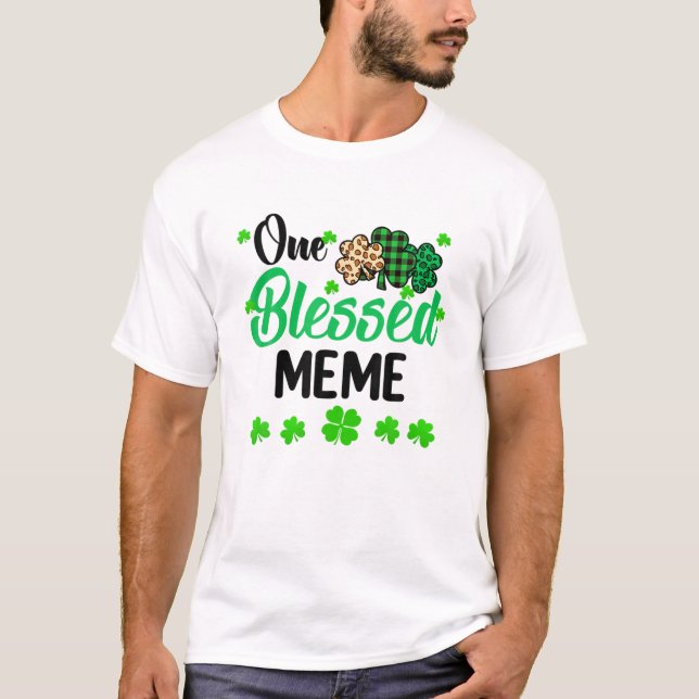 Camiseta Uma Rua de Clover do Meme com Sorte. (Frente)