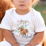 Camiseta Uma rua derlhável, primeira roupa de aniversário<br><div class="desc">Sexo neutro no inverno moderno design de primeiro aniversário "ONEMaravilha" e água cor na natureza invernal com árvores de abeto e mamães bonitinhas e raposa de bebês.</div>