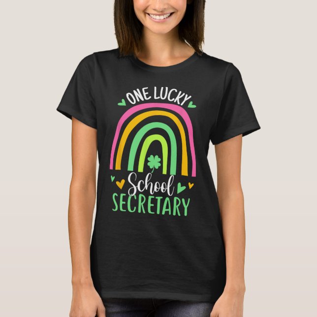 Camiseta Uma Secretária Escolar Sortuda Arco-íris Trevo Dia (Frente)