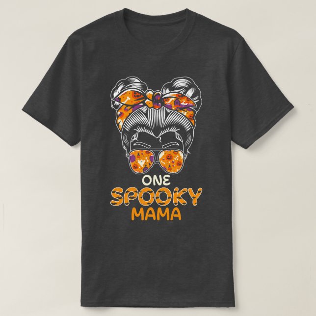 Camiseta Uma Spooky Mama Messy Bun Halloween (Frente do Design)