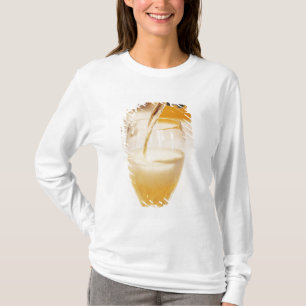 Camiseta Uma taça de flûte sendo enchida com Gosset