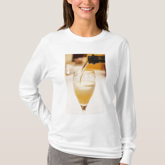 Camiseta Uma taça de flûte sendo enchida com Gosset (Frente)