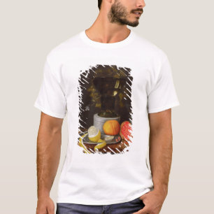 Camiseta Uma vida imóvel com um vidro e uma fruta em uma