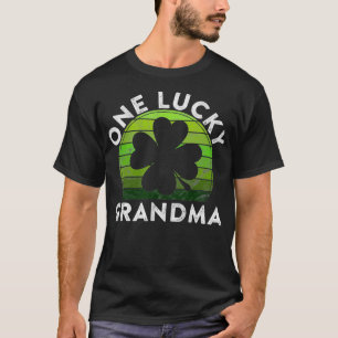 Camiseta Uma Vovó Sortuda Dando Shamrock Sunset Rua Irlande