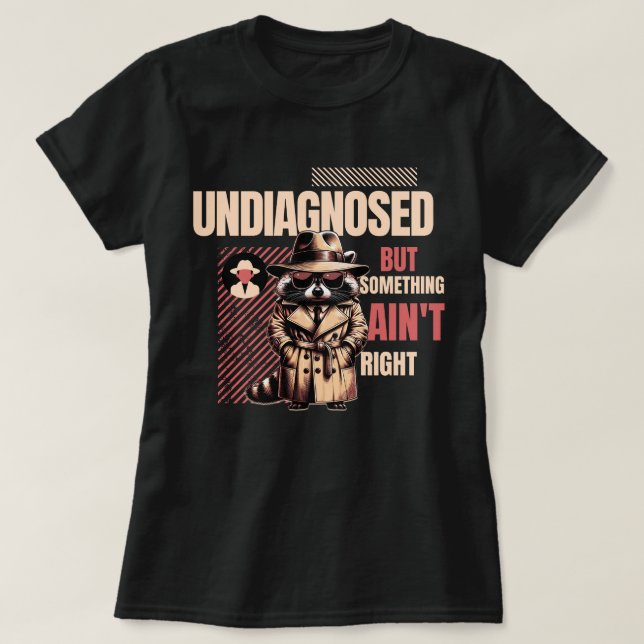 Camiseta Undiagnosed Raccoon DetectiveSomething Ain't Right (Frente do Design)