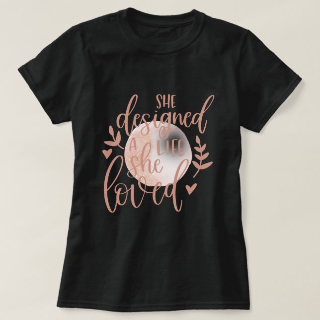 Camiseta Única, Ela Desenhou Uma Vida Que Amava A Lente Lun (Frente do Design)